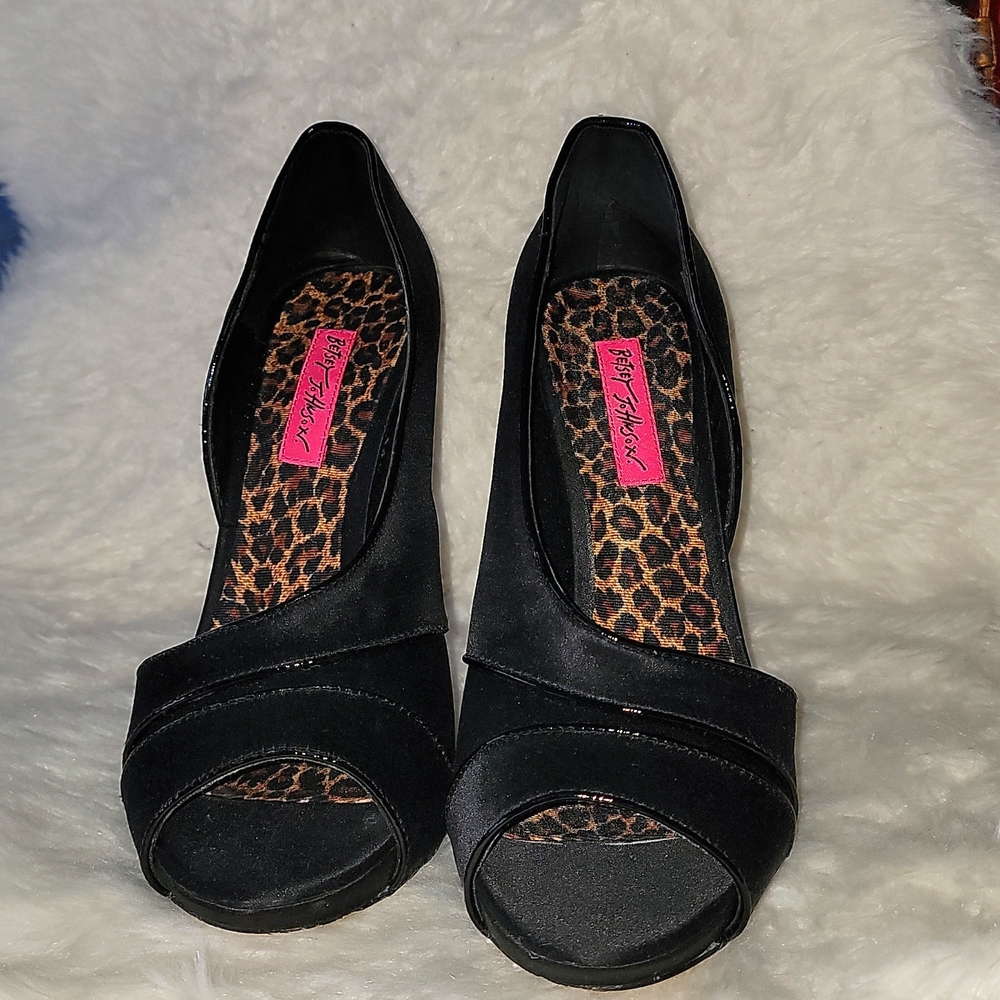 Betsy Johnson black satin pumps